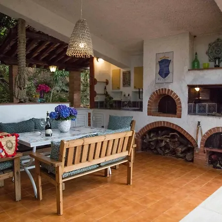 Angelina Country House *